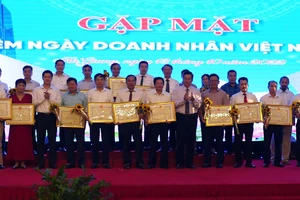 Chủ tịch UBND tỉnh Hà Giang tặng Bằng khen cho các doanh nghiệp, doanh nhân tiêu biểu.