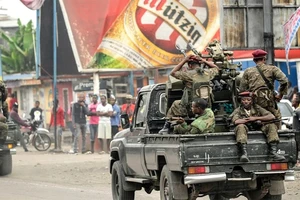 Binh sĩ Cộng hòa Dân chủ Congo tuần tra trên đường phố tại Kinshasa. (Ảnh: AFP/TTXVN)