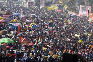 Những người hành hương tham gia lễ hội tôn giáo Kumbh Mela ở thành phố Prayagraj, Ấn Độ. (Ảnh: TTXVN)