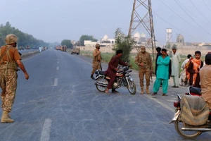 Binh sĩ Pakistan phong tỏa một tuyến đường sau khi tên lửa của Ấn Độ tấn công huyện Bahawalpur, tỉnh Punjab, phía đông Pakistan, ngày 7/5/2025. (Ảnh: Tân Hoa xã)