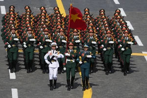 Đoàn Quân đội nhân dân Việt Nam tiến qua lễ đài duyệt binh Ngày Chiến thắng. 