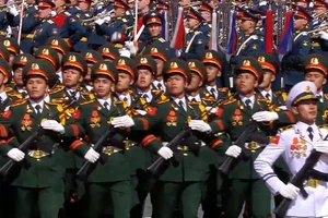 Đoàn Quân đội nhân dân Việt Nam tiến qua lễ đài duyệt binh Ngày Chiến thắng. (Ảnh chụp màn hình)