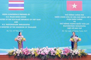 Thủ tướng Phạm Minh Chính và Thủ tướng Thái Lan Paetongtarn Shinawatra công bố Việt Nam và Thái Lan nâng cấp quan hệ lên Đối tác chiến lược toàn diện, ngày 16/5/2025. (Ảnh: TTXVN)