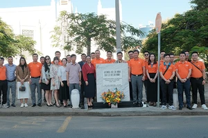 Đại sứ Trần Thị Thu Thìn và các cán bộ Đại sứ quán cùng bà con trong cộng đồng người Việt Nam tại Mozambique dâng hoa tại Biển lưu niệm trên Đại lộ Hồ Chí Minh tại thủ đô Maputo. (Ảnh: Đại sứ quán Việt Nam tại Mozambique)