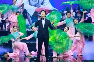 Chương trình "Người là niềm tin tất thắng" được dàn dựng công phu, mang đến nhiều cảm xúc.