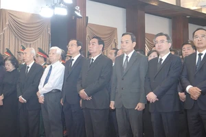 Lãnh đạo, nguyên lãnh đạo đảng, nhà nước và Thành phố Hồ Chí Minh dự Lễ truy điệu tại Hội trường Thống Nhất,Thành phố Hồ Chí Minh. 
