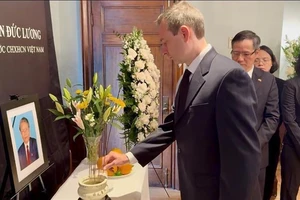 Đại sứ Việt Nam tại Canada tổ chức lễ viếng và mở sổ tang nguyên Chủ tịch nước Trần Đức Lương. (Ảnh: TTXVN) 