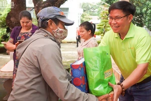 Đại diện Ngân hàng thực phẩm Bình Phước trao quà hỗ trợ cho người dân có hoàn cảnh khó khăn.