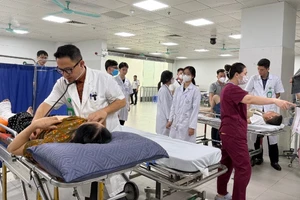 Người bệnh cấp cứu được thăm khám, phân loại ngay khi được đưa vào Bệnh viện Hữu nghị Việt Đức.