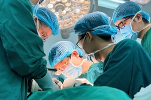 Các bác sĩ Bệnh viện Bệnh nhiệt đới Trung ương thực hiện ca vi phẫu cho người bệnh.