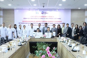 Đại diện Bệnh viện Ung Bướu TP Hồ Chí Minh và Pfizer Việt Nam ký kết Biên bản ghi nhớ hợp tác