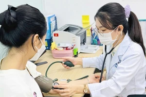 Bác sĩ Đặng Thị Trang với công việc thường ngày tại Hệ thống nhà thuốc và tiêm chủng FPT Long Châu trên đường Cách mạng tháng 8, Thành phố Hồ Chí Minh.