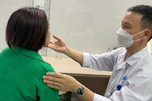 Bác sĩ Bệnh viện da liễu Trung ương tư vấn làm đẹp da cho người dân