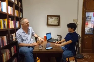 Malcolm McNeil (trái) chia sẻ về câu chuyện viết lách của bản thân
