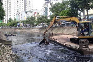 Nạo vét, khơi thông dòng chảy sông Lừ (Hà Nội). Ảnh: HẢI MIÊN