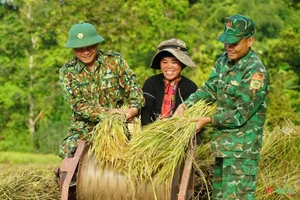 Tình quân dân. Ảnh: Hồ Thanh Thọ