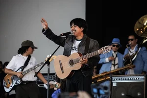 Macario Martinez hát “Suena Lindo, Corazon”