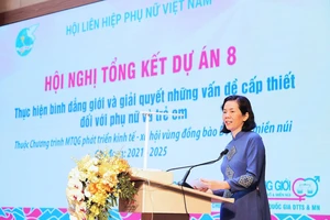 Bà Nguyễn Thị Minh Hương - Phó Chủ tịch Hội Liên hiệp Phụ nữ Việt Nam báo cáo tổng kết, đánh giá kết quả thực hiện Dự án 8 giai đoạn I. 