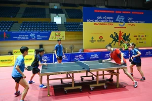 Giải vô địch bóng bàn quốc gia Báo Nhân Dân lần thứ 43 diễn ra sôi nổi, hấp dẫn. (Ảnh Duy Linh) 