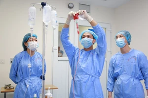 Các bác sĩ Bệnh viện Huyết học-Truyền máu Trung ương thực hiện truyền tế bào gốc cho người bệnh. 