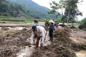 Người dân xã Yến Dương dọn dẹp đường dân sinh sau lũ. Ảnh: Thu Trang