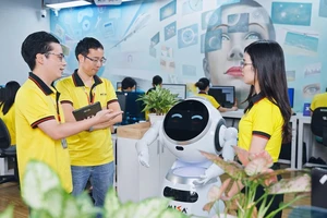 Thử nghiệm robot MISA AVA được tích hợp AI. 