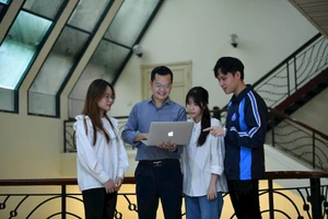 Thế hệ trẻ rất cần được hướng dẫn, để thật sự làm chủ chứ không phải phụ thuộc vào AI. (Ảnh Thế Đại) 