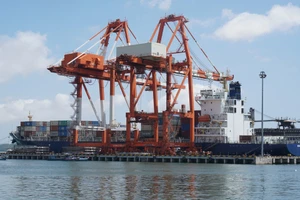Tháo gỡ những “điểm nghẽn” về chính sách thuế xuất khẩu, thuế nhập khẩu để tăng tốc phát triển kinh tế. (Ảnh HẢI NAM) 