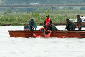 Huyện Gia Viễn (Ninh Bình) tổ chức diễn tập phòng, chống thiên tai, tìm kiếm cứu nạn trên sông Hoàng Long. (Ảnh HỒNG NAM)