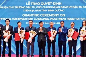 Lãnh đạo tỉnh Bình Dương trao Quyết định chấp thuận chủ trương đầu tư và Giấy chứng nhận đăng ký đầu tư cho doanh nghiệp trong nước.