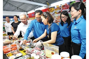 Lãnh đạo tỉnh Đồng Nai và Liên đoàn Lao động tỉnh tham quan gian hàng tại Chợ Tết Công đoàn năm 2025.