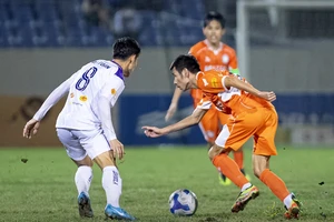 Hà Nội FC (áo trắng) giành chiến thắng 2-0 trước đội chủ nhà SHB Ðà Nẵng.