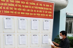 Người dân xã Xuân Thới Thượng, huyện Hóc Môn, Thành phố Hồ Chí Minh xem thông tin niêm yết về chính sách đền bù dự án Vành đai 3.