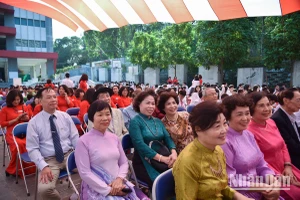 Các thế hệ nhà giáo Trường THCS Chu Văn An (Hà Nội). (Ảnh minh hoạ: NHẬT QUANG)