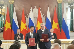 Giám đốc Đại học Quốc gia Hà Nội Lê Quân và Giám đốc Quốc gia Quan hệ Quốc tế Moskva (MGIMO) Anatoly Torkunov trao văn bản thỏa thuận hợp tác (Ảnh: VNU)