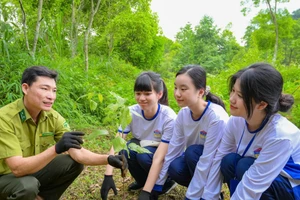 Học sinh lớp 10 chuyên Sinh của Trường THPT chuyên Chu Văn An (Hà Nội) trải nghiệm “giờ học ngoài trời” tại Vườn Quốc gia Cúc Phương (Ninh Bình)