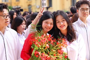 [Ảnh] Học trò lớp 12 chia tay trong lễ bế giảng, chuẩn bị bước vào hành trình mới