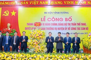 Phó Bí thư Thường trực Tỉnh ủy Bùi Huy Vĩnh, Phó Chủ tịch Ủy ban nhân dân tỉnh Nguyễn Khắc Hiếu chúc mừng thị trấn Thổ Tang.