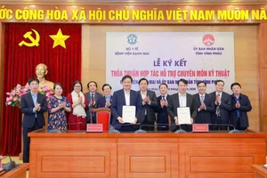 Lễ ký kết thỏa thuận hợp tác hỗ trợ chuyên môn kỹ thuật giữa tỉnh Vĩnh Phúc và Bệnh viện Bạch Mai. 