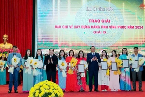 Phó Bí thư Thường trực Tỉnh ủy Bùi Huy Vĩnh, Trưởng Ban Tuyên giáo Tỉnh ủy Nguyễn Tuấn Khanh trao giải B Giải Báo chí về xây dựng Đảng tỉnh Vĩnh Phúc năm 2024.