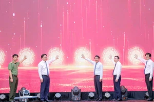 Lãnh đạo tỉnh Vĩnh Phúc thực hiện nghi thức phát động phong trào thi đua.