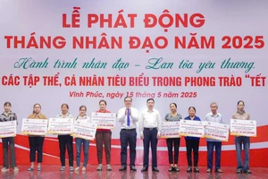 Lãnh đạo Hội Chữ thập đỏ Việt Nam và Tỉnh ủy Vĩnh Phúc trao hỗ trợ xây dựng nhà Chữ thập đỏ cho các hộ nghèo, hộ có hoàn cảnh đặc biệt khó khăn.