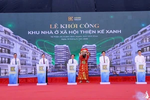 Các đại biểu thực hiện nghi thức khởi công dự án.