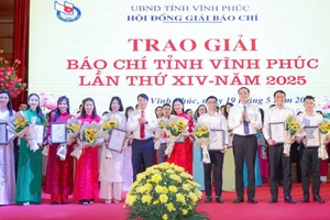 Trao giải A cho các tác giả.