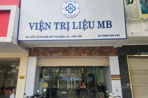 Biển hiệu "Viện trị liệu MB" tại khu đô thị Chùa Hà Tiên, thành phố Vĩnh Yên, chưa được tháo dỡ.