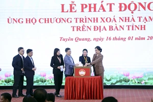 Các đồng chí lãnh đạo tỉnh Tuyên Quang và lãnh đạo các sở, ban, ngành ủng hộ Chương trình xóa nhà tạm, nhà dột nát.