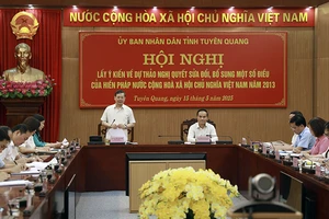 Đồng chí Nguyễn Văn Sơn, Chủ tịch Ủy ban nhân dân tỉnh Tuyên Quang phát biểu khai mạc hội nghị.