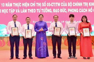 Đồng chí Hà Thị Nga, Ủy viên Trung ương Đảng, Bí thư Tỉnh ủy Tuyên Quang trao quà cho các tập thể, cá nhân tiêu biểu.