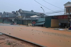 Mưa to kèm gió lốc làm tốc mái nhiều nhà dân trên địa bàn huyện Hàm Yên (Tuyên Quang).