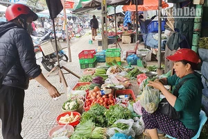 Rau tăng giá làm tiểu thương nhập ít hơn, người dân cũng không dám mua nhiều. 